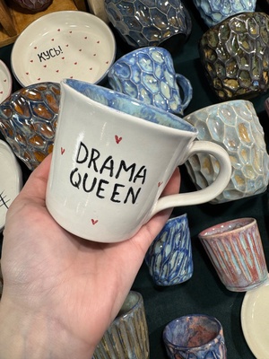 Кружка с надписью Drama Quene
